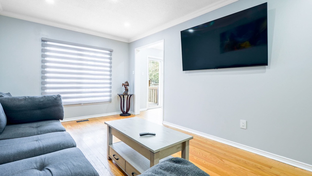 Photo of Livingroom in Thornhill