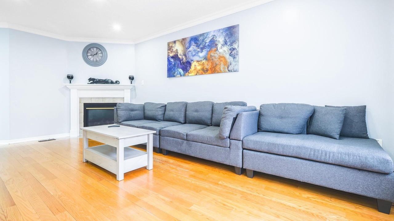 Photo of Livingroom in Thornhill