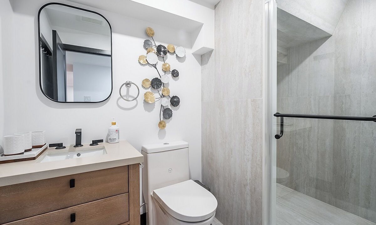 Photo of Bathroom in Lakeview