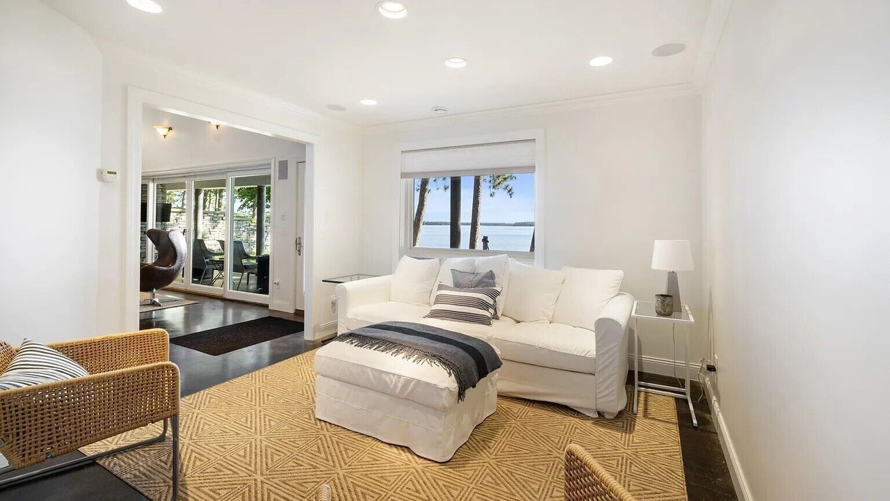 Photo of Livingroom in Lake Shore