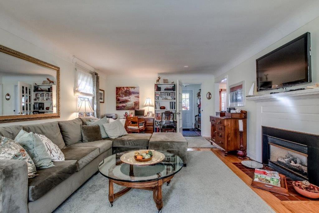 Photo of Livingroom in Port Dover