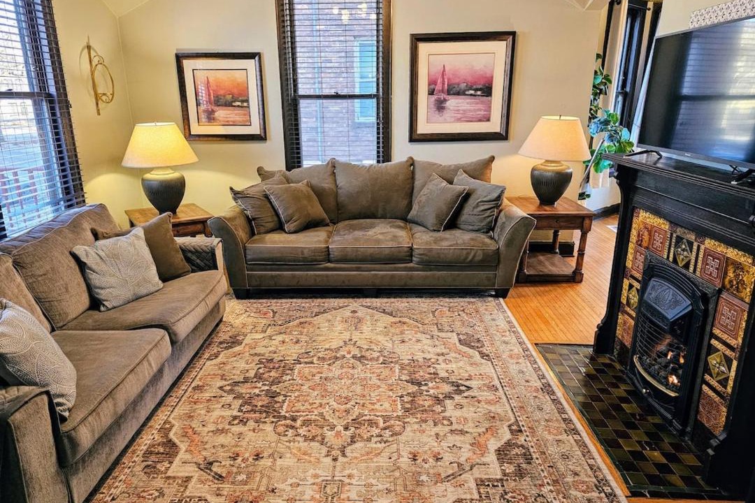 Photo of Livingroom in Summit - University