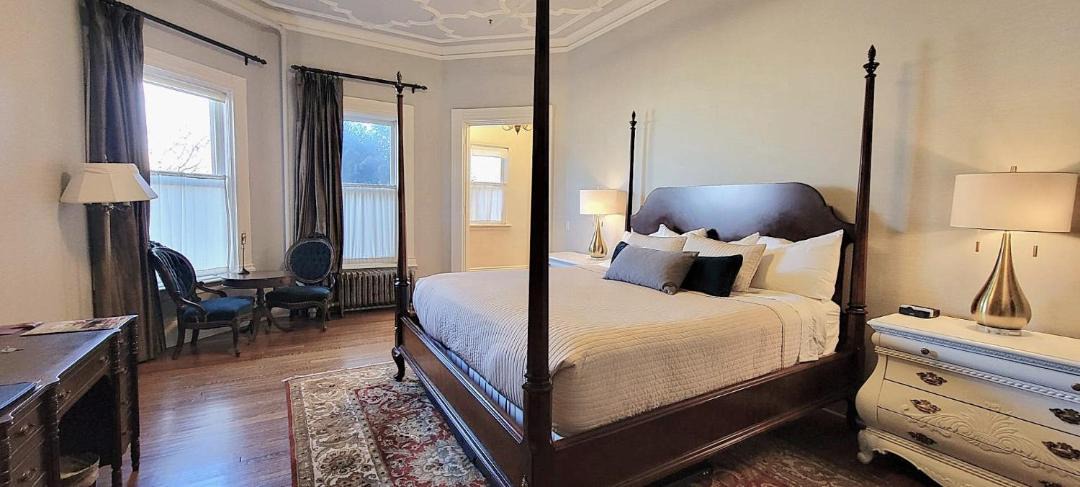 Photo of Bedroom in Summit - University