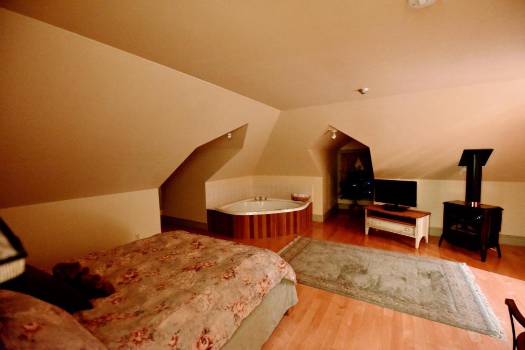 Photo of Bedroom in Burleigh Falls
