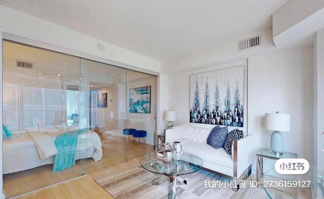 Photo of Livingroom in Bloor-Yorkville