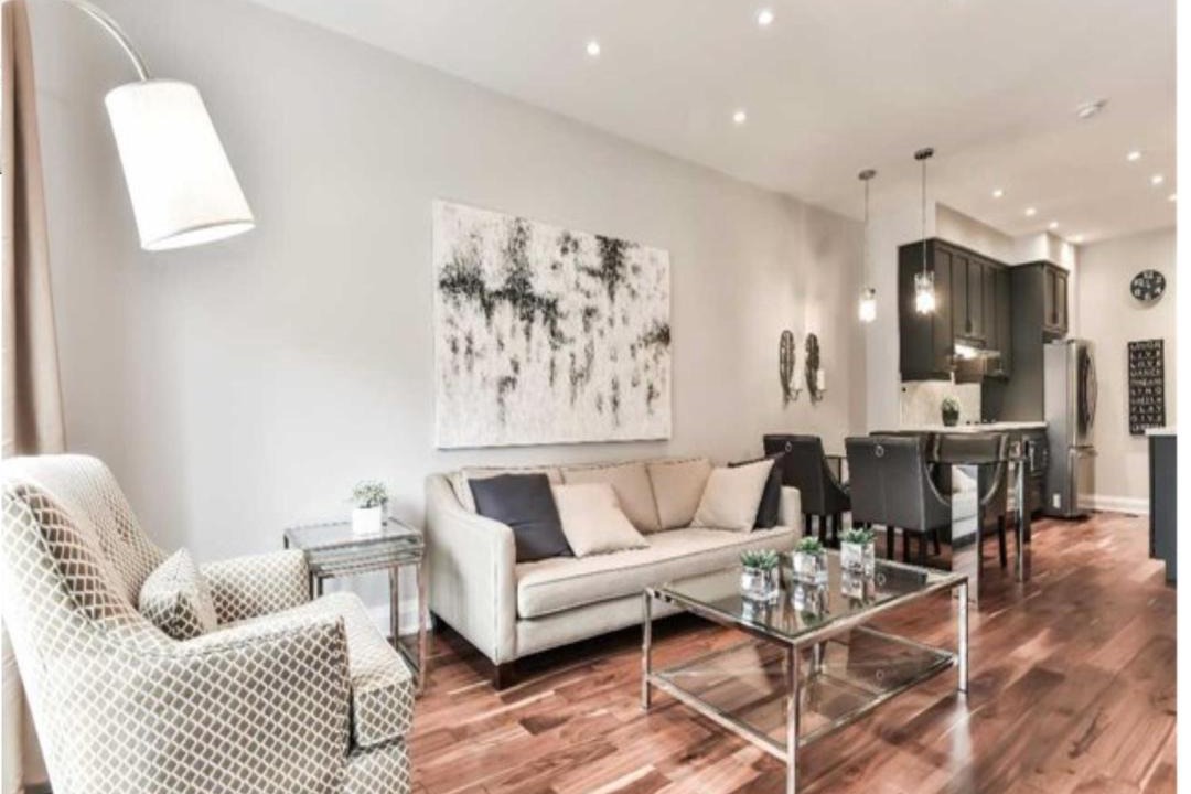 Photo of Livingroom in Lawrence Park