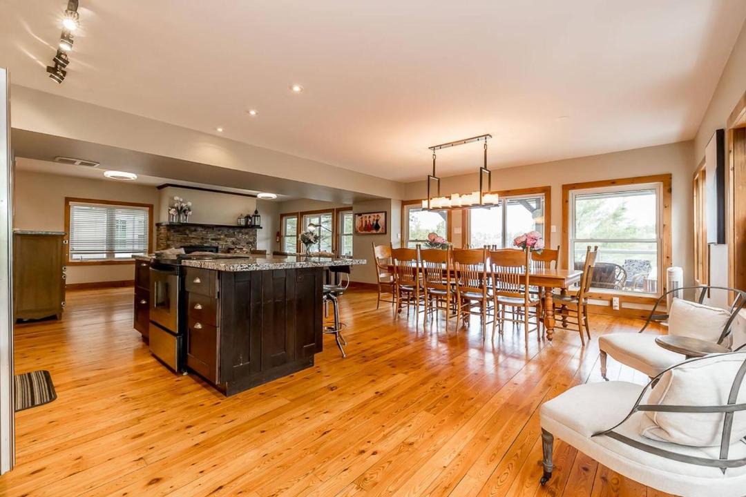 Photo of Livingroom in Gravenhurst