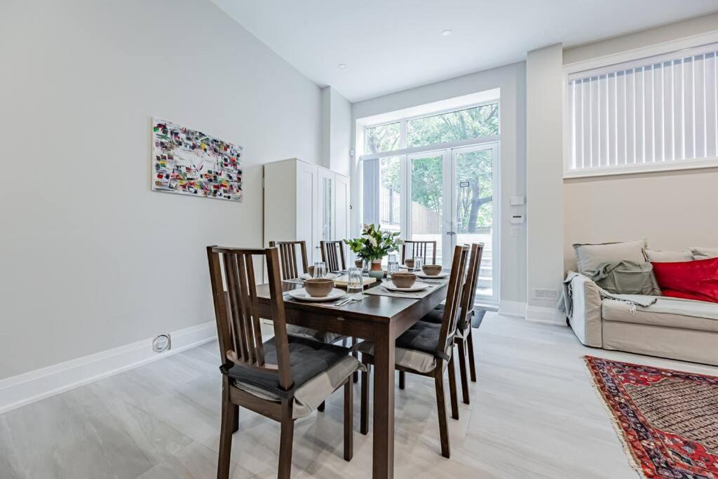 Photo of Livingroom in Englemount - Lawrence