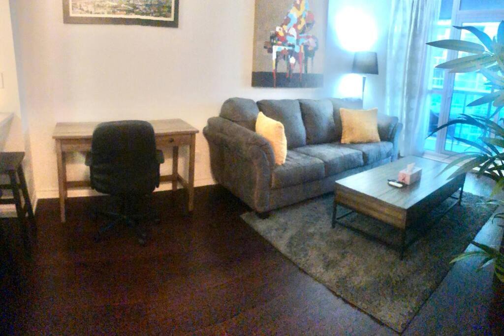 Photo of Livingroom in Toronto Entertainment District