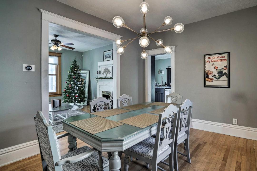 Photo of Livingroom in Summit - University