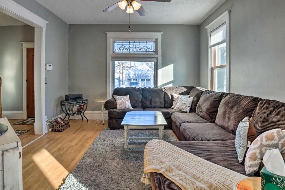 Photo of Livingroom in Summit - University