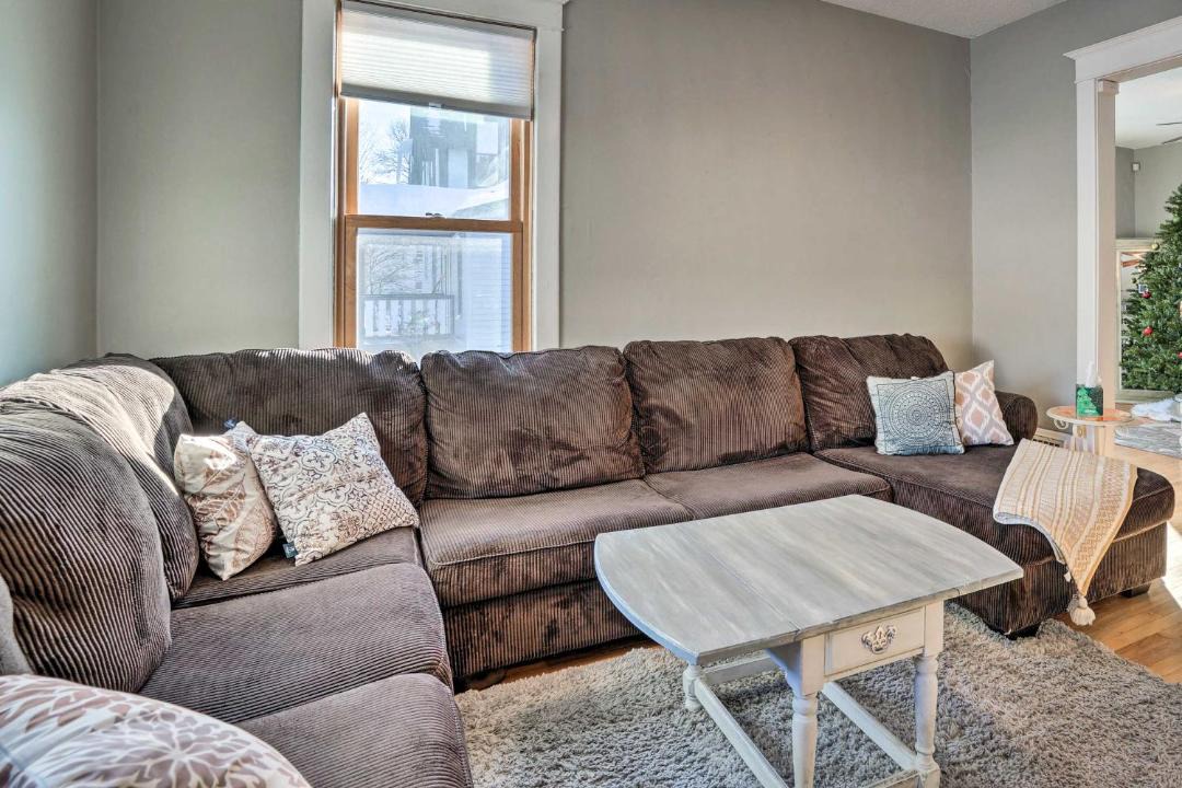 Photo of Livingroom in Summit - University