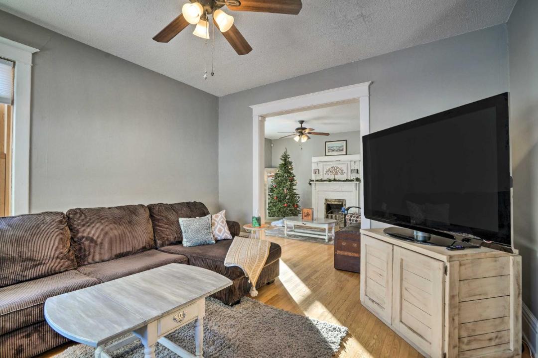 Photo of Livingroom in Summit - University