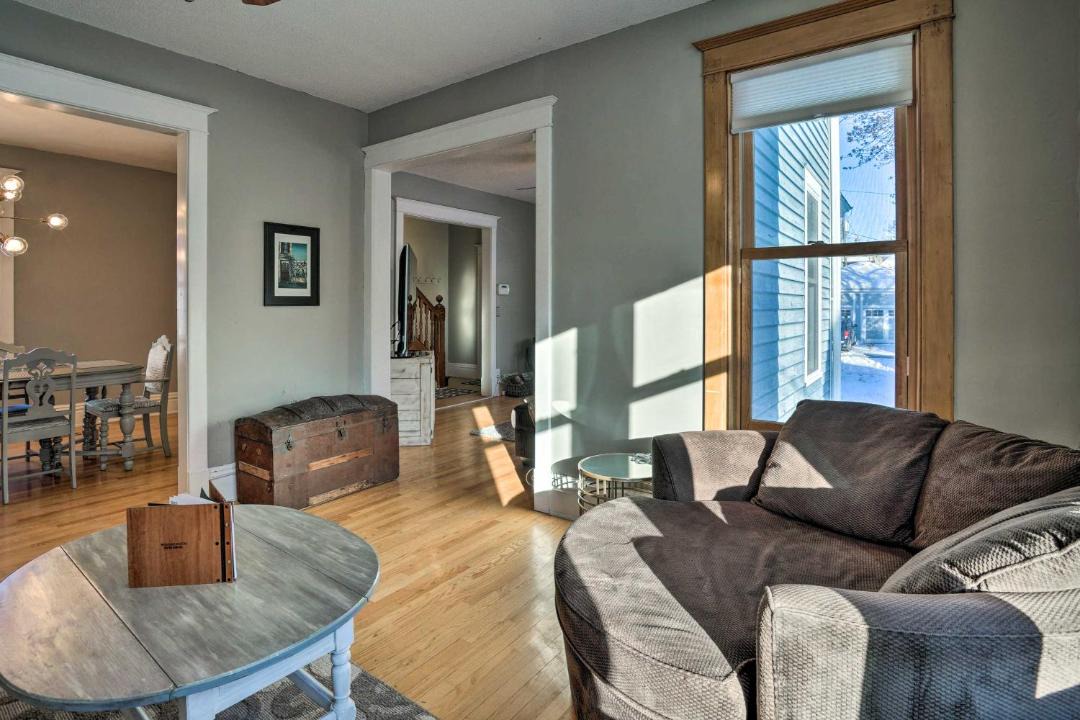 Photo of Livingroom in Summit - University