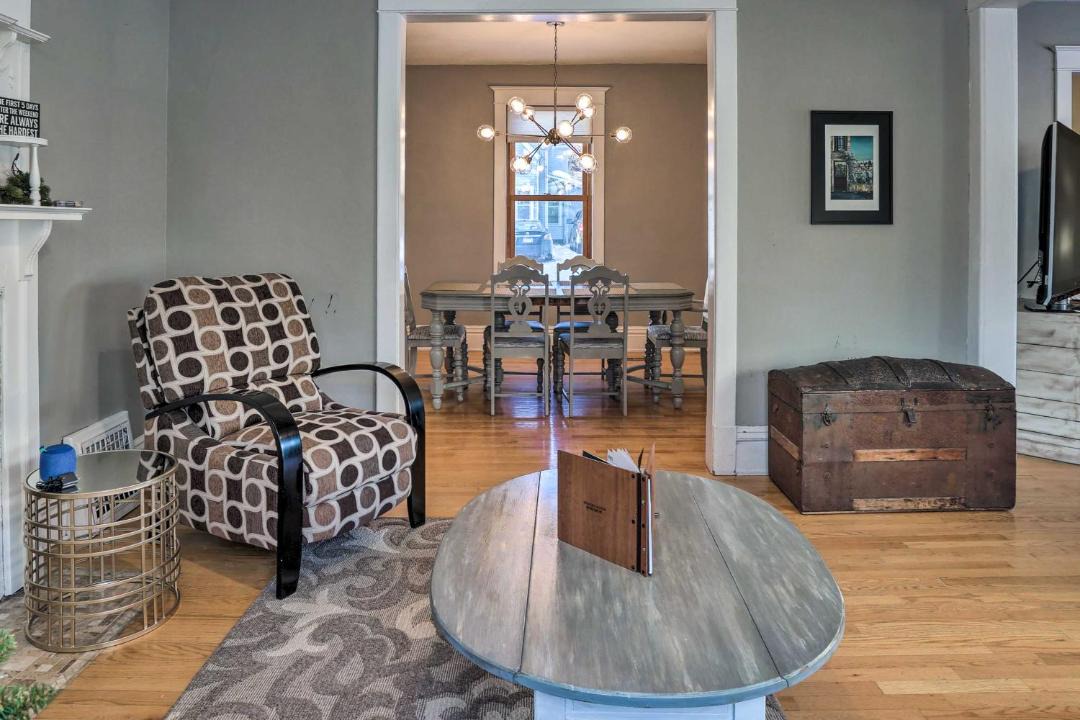 Photo of Livingroom in Summit - University