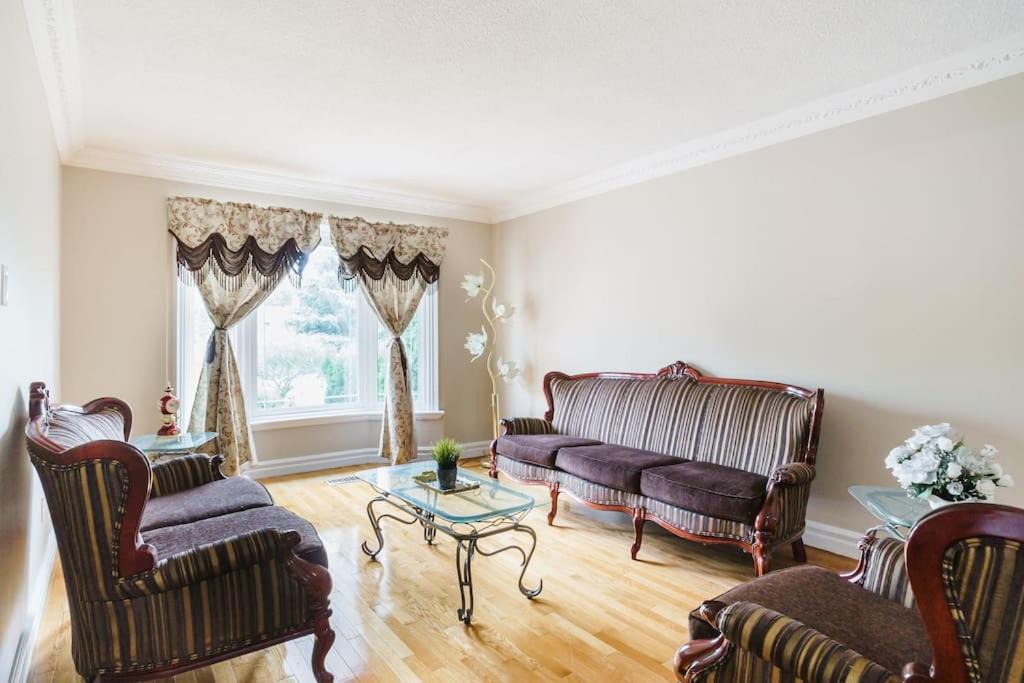 Photo of Livingroom in East Credit