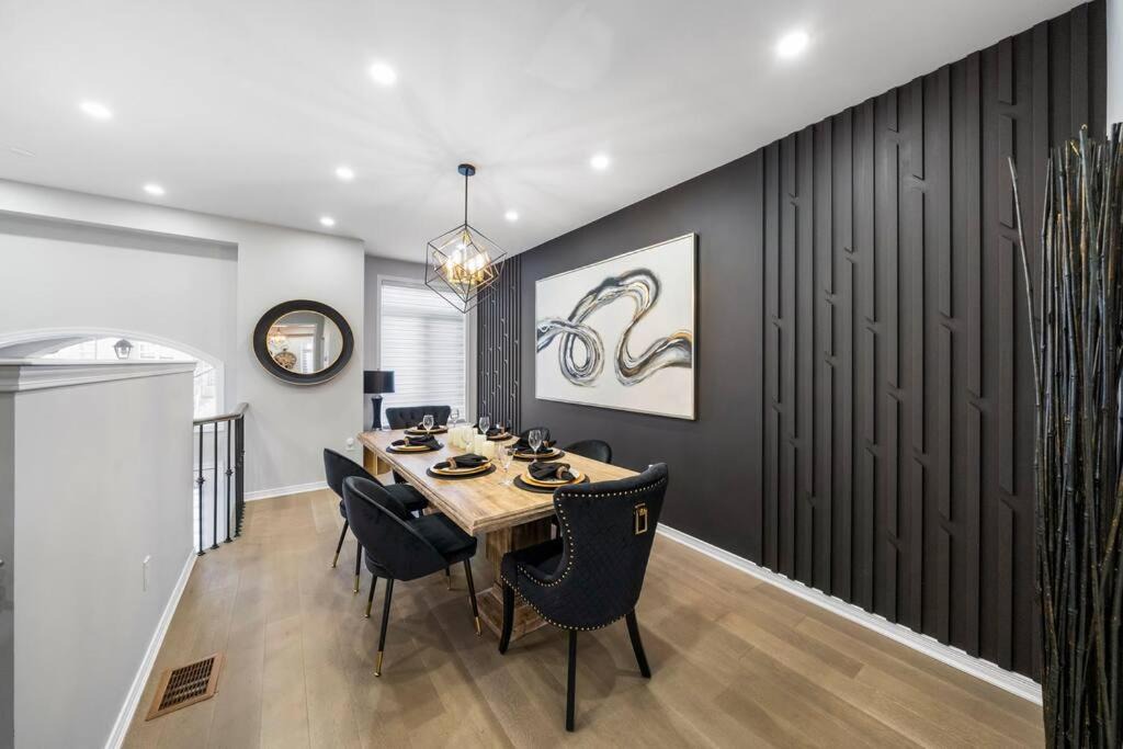 Photo of Livingroom in Hurontario