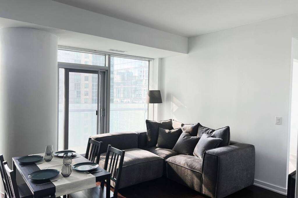 Photo of Livingroom in Toronto Entertainment District