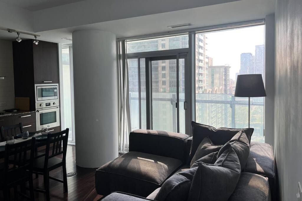 Photo of Livingroom in Toronto Entertainment District