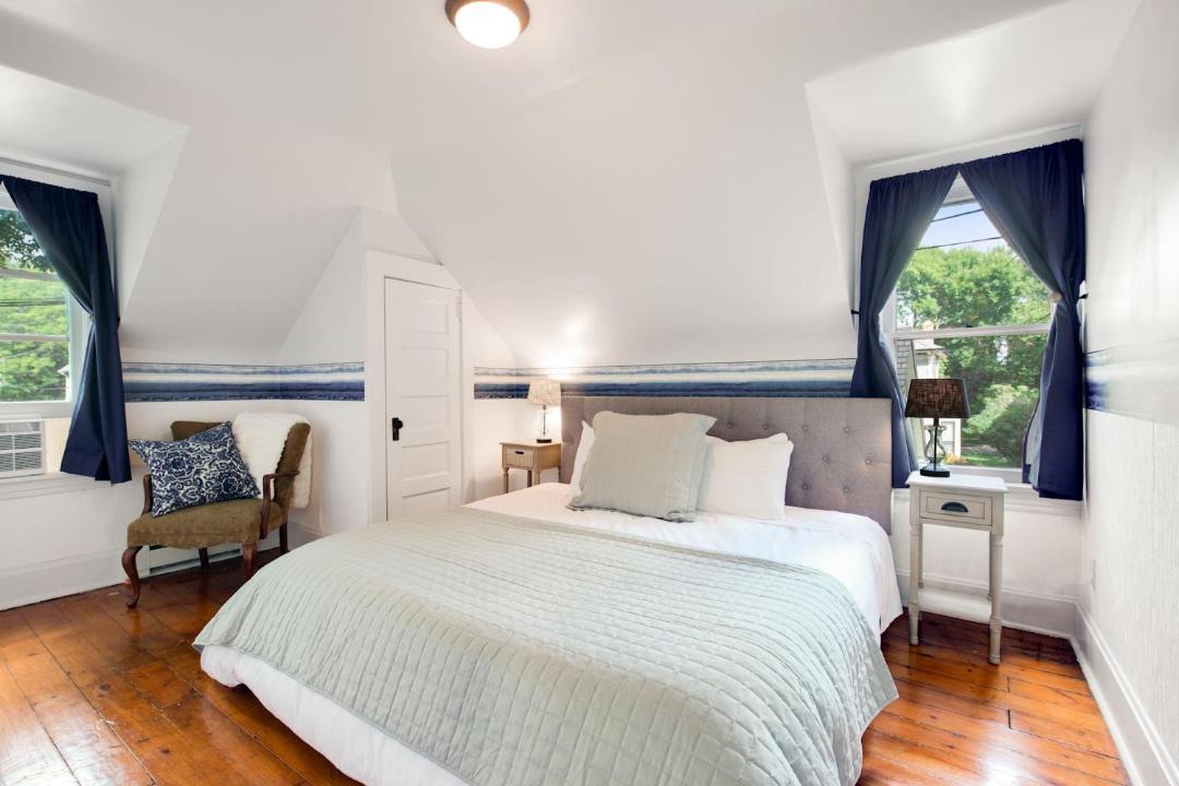 Photo of Bedroom in Summit - University