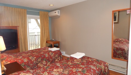 Basic Room, 2 Twin Beds, Shared Bathroom