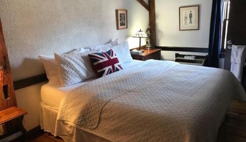 Standard Double Room with Shared Bathroom