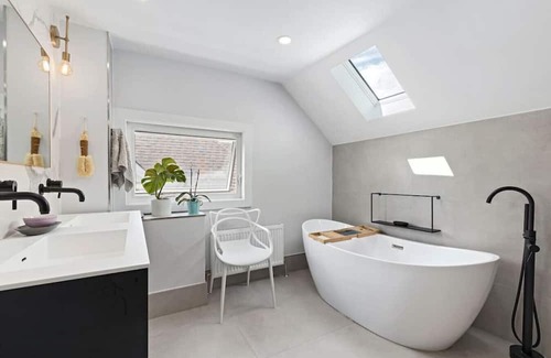 Humewood-Cedarvale House | Warm Retreat with Sauna, Fitness, & Outdoor Bliss!