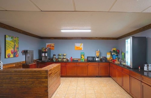 Redwood Falls Hotel | Clean Budget Room Near Casino & Park w/Full Bed + Pet-Friendly Amenities
