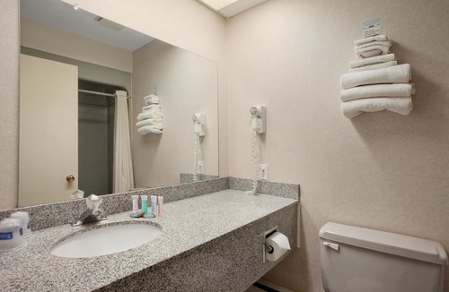 Bracebridge Hotel | Travelodge by Wyndham Bracebridge