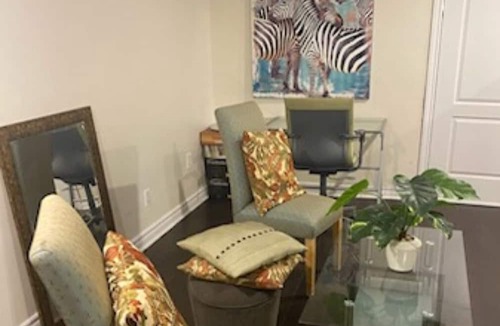 Meadowvale Village House | Luxury/Comfy 2 bedroom, kitchen, 5min to Airport. Peaceful affluent neighborhod