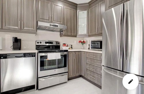 Meadowvale Village House | Spacious 4 beds modern house available in Mississauga for short term rentals.