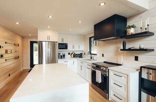 Dysart et al Cottage | Spacious 5-bedrm luxury lake house in Haliburton with sauna, wifi, 2nd cottage +