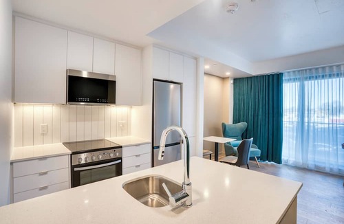 Cummings Condo | Fully-furnished 1BR unit near Cyrville LRT Train Station in Ottawa