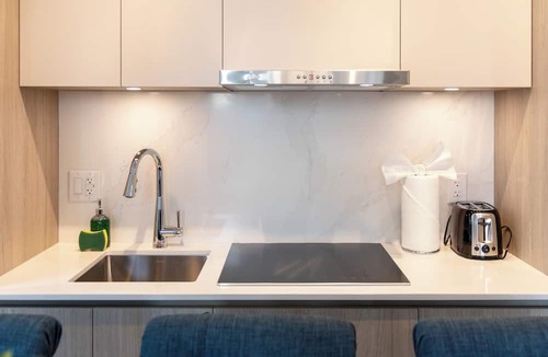 Old Town Apartment | Modern Condo by Dundas Sq, 3BDR/2BTH & City Views
