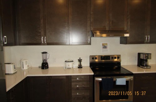Ottawa Division House | Stylish 4BedRoom/3.5Bath in Ottawa: Modern Comfort+Self Check-In+Kitchen&Parking