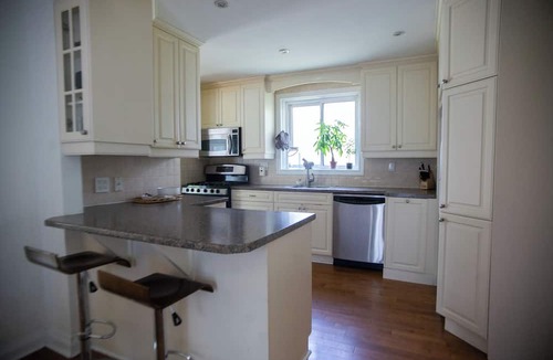 North York House | Serenity Stay - Beautiful House in Quite Wooded Area