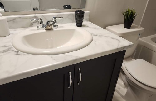 Ottawa Division House | Modern & Classy 4 Bedroom&3.5 Bath w/SelfCheck-In+Kitchen & Parking-Ottawa