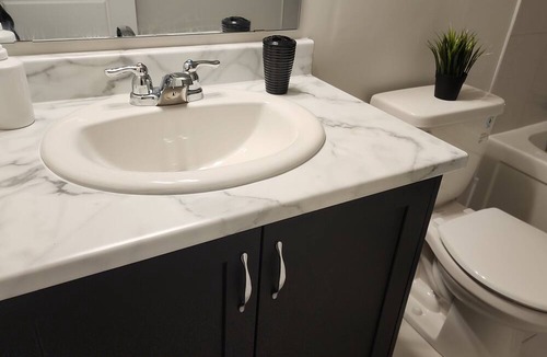 Ottawa Division House | Chic Urban Retreat: 4 Bedroom &3.5 Bath w/Parking+Kitchen & Self Check-In-Kanata