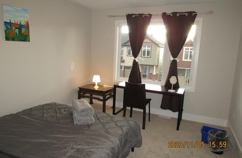 Ottawa Division House | Chic Urban Retreat: 4 Bedroom &3.5 Bath w/Parking+Kitchen & Self Check-In-Kanata