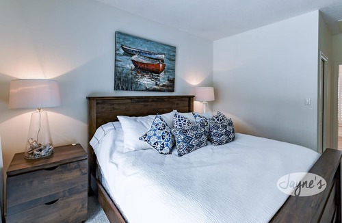 Baysville Cottage | Stunning 5 bed 3 bath cottage on Lake of Bays! SW Exposure! Volleyball Court!