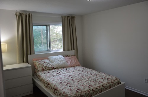 Ottawa Division House | 5mins to Airport, 15mins to Ottawa Downtown - Cozy 3 Bedroom Home for Explorers