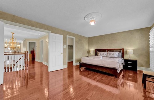 East Credit House | Homey Queen Retreat with Kitchen & Living Room