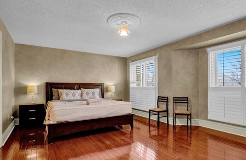 East Credit House | Homey Queen Retreat with Kitchen & Living Room