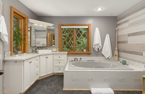 Novar House | Lakefront- Sauna, HotTub, WFH, Gym, Dock, kayaks