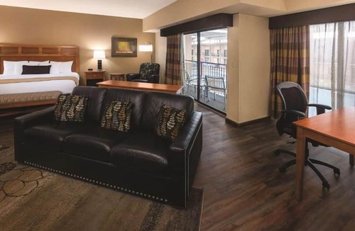 South Loop House | Luxe Comfort Near the Mall: Free Airport Shuttle & Great Beds