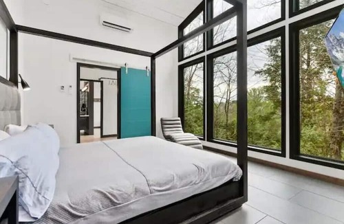 Bracebridge Cottage | Modern x Muskoka: Contemporary Waterfront Oasis