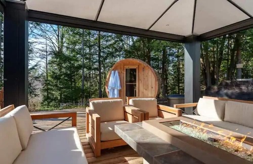 Bracebridge Cottage | Modern x Muskoka: Contemporary Waterfront Oasis