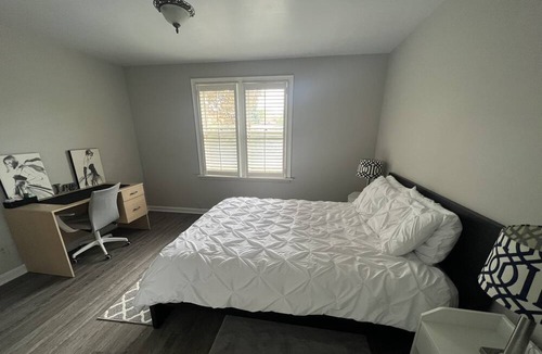 Midtown Toronto House | No stairs / Renovated 3-Bedroom free Wifi,Parking
