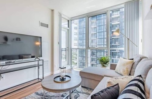 Hurontario Condo | ELEGANT 1+DEN CONDO, PARKING, BALCONY, CITY VIEW