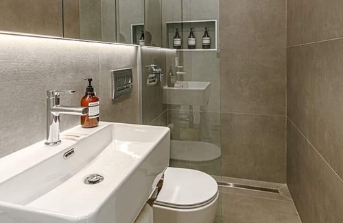 Centretown West Apartment | La Dolce Vita Studio Apartment w/ parking